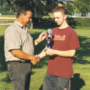 2001-jungschutzen-schiessen Oberst Heinz Siedhoff überreicht den Pokal an den besten Schützen Daniel Pott