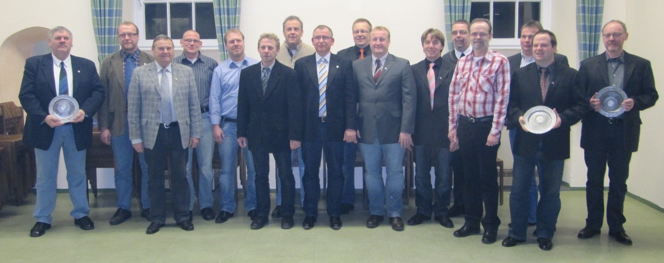 Das Foto zeigt den neuen Vorstand und die ausgeschiedenen Vorstandsmitglieder