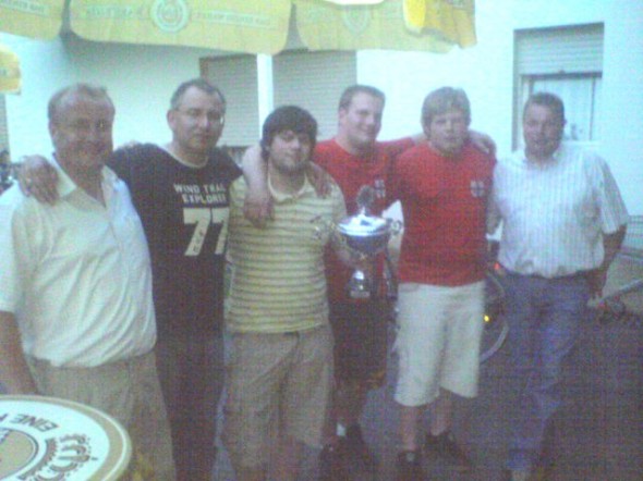 Dominik Kölling in der Mitte mit Vorstandsmitgliedern und weiteren Jungschützen 