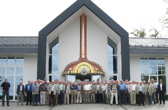 Das Foto zeigt die Teilnehmer vor dem Besucherzentrum der Warsteiner Brauerei